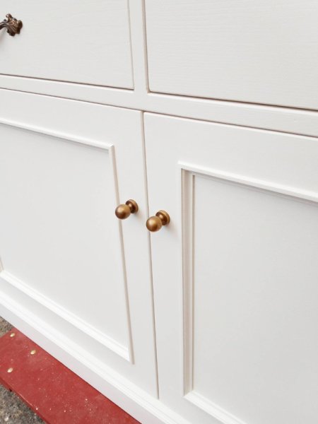 ホワイトペイントにゴールド(真鍮)の取っ手が良く似合う店舗什器。