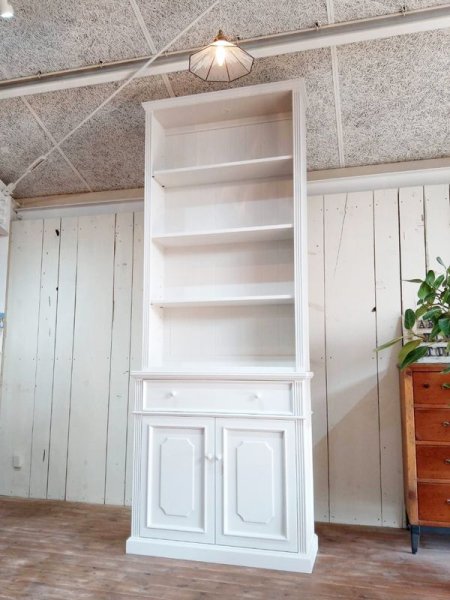 フランスアンティーク家具をイメージしたオープンキャビネット、陳列ディスプレイと収納を兼ねた店舗什器