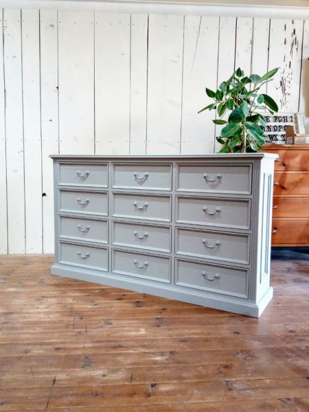 存在感のあるチェストをレジ台にいかがですか?店舗のディスプレイ兼収納家具にもおすすめ!