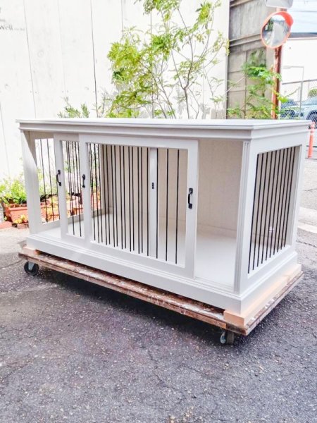 こちらは鍵付き扉のドッグケージ、3方が柵になっていてより開放感があるタイプです。