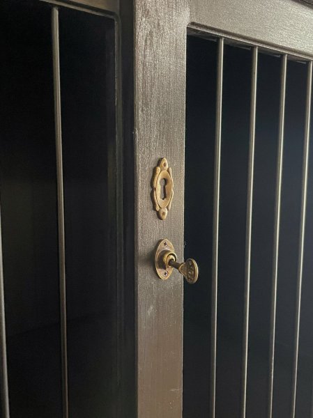 レトロなねじねじ鍵。写真は閉めた状態。