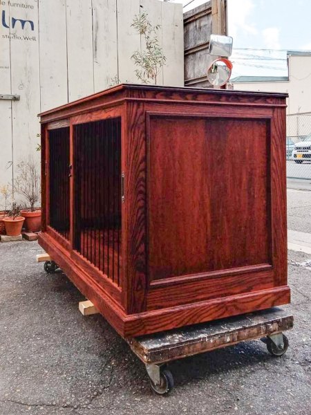 全体にモールディング装飾を施したアンティーク調デザインの室内用犬小屋