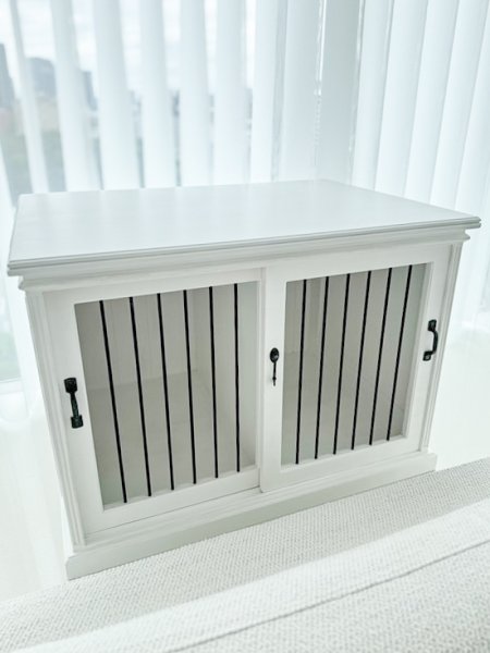 マンションの出窓空間にピッタリ収まるようにサイズオーダーした室内用犬小屋です。