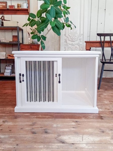 スライドの扉で左右に開くインテリア犬小屋です。