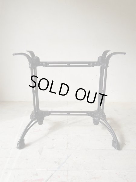 鉄脚は組立式です。鋳物でどっしり重量感があります。