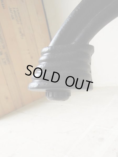 足元には高さ調整つのできるアジャスター付き