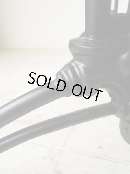 鋳物ならではの滑らかな仕上がり、かっこいい鉄脚です