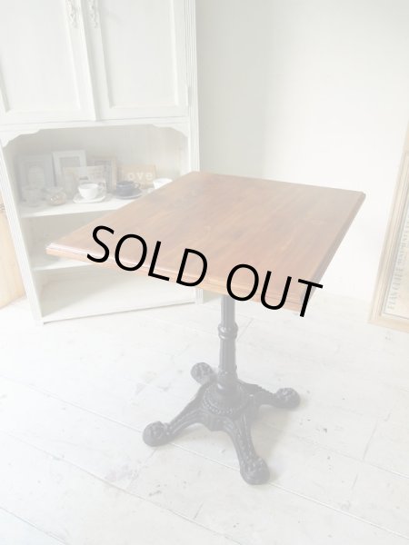 ワックスで仕上げたパイン材天板を載せた様子