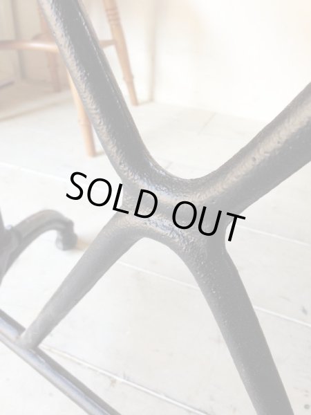 重厚感のあるブラック塗装の鉄脚です