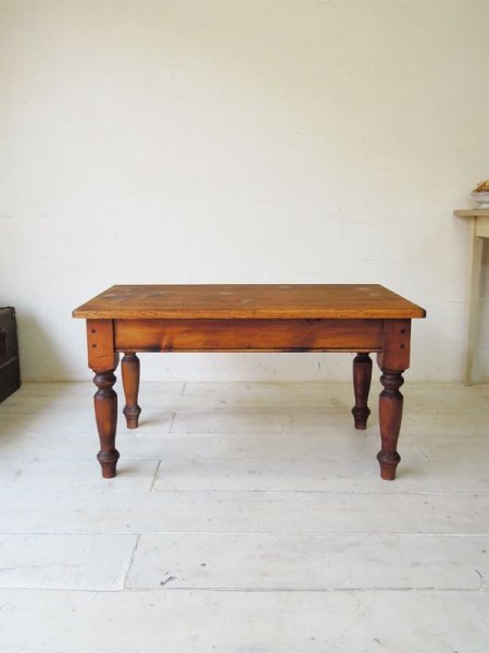 サイズオーダーができるリビングテーブル、写真は900x500サイズ。