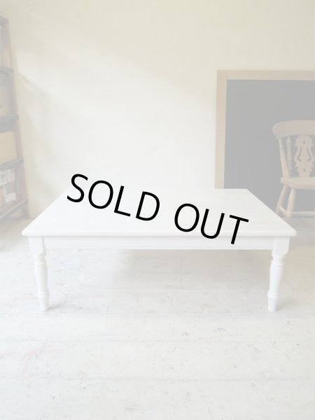 ターンドレッグ(ろくろ脚)のリビングテーブルです