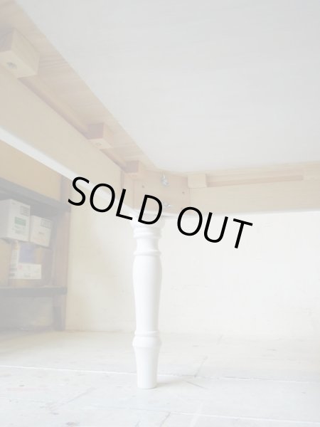 反りに対応できる駒止めという方法で天板を固定