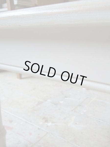 石灰を混ぜたこってりしたホワイトペイント