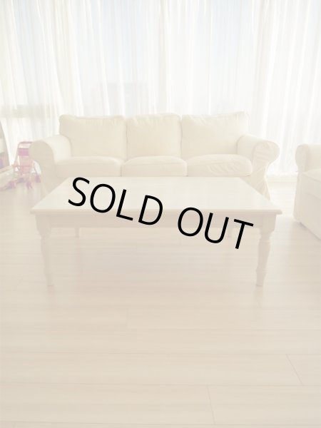 無垢材の重厚さを感じられるリビングテーブルです