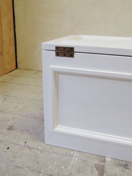 ゆっくり倒れて、静かに閉まります