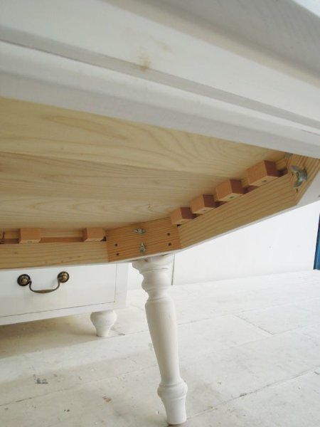 天板の反り割れに対応できる駒留という古い技法で固定。