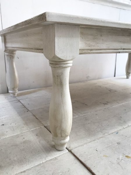 ボーリングのピンのような特注ろくろ脚(ターンドレッグ)。