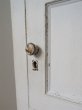 扉にはフェイクの鍵穴と真鍮製取っ手、ホワイトペイントが剥げた様なエイジング仕上げ。