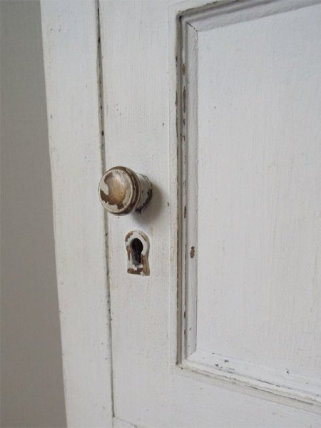 扉にはフェイクの鍵穴と真鍮製取っ手、ホワイトペイントが剥げた様なエイジング仕上げ。