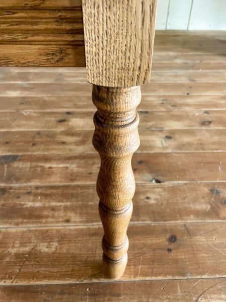 柔らかなラインに仕上げたターンドレッグ(ろくろ脚)