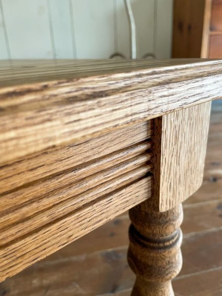 幕板にストライプの彫りが入った目新しいデザイン!