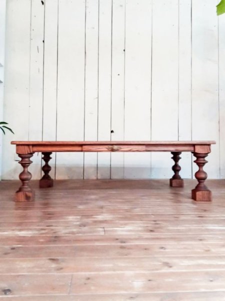 引き出し付きのアンティーク調ローテーブル、真鍮取っ手は百種類以上から選べます。