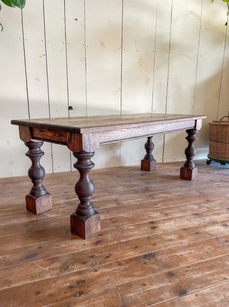 ターンドレッグ(ろくろ脚)テーブルのオーダーメイド家具専門店です。