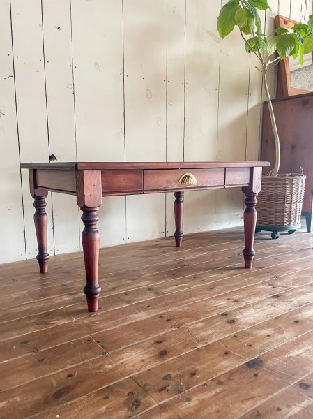 こちらは別デザインのろくろ足ローテーブル