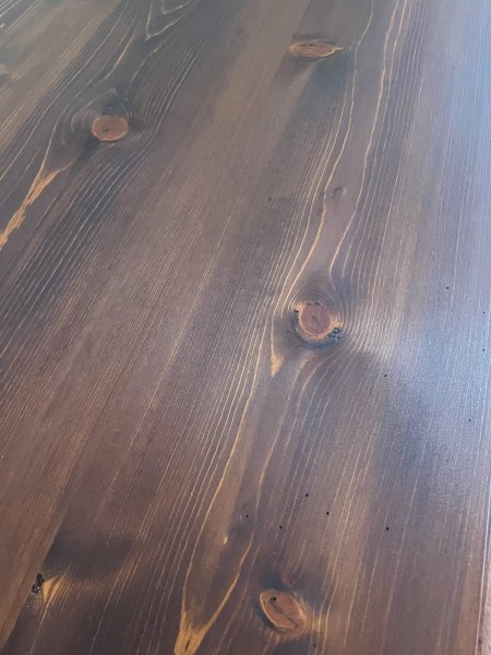 パイン材は節があり表情豊かな木目が特徴です。