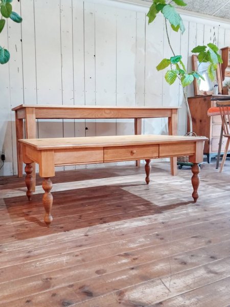 引出し1杯付きの大きなリビングテーブル