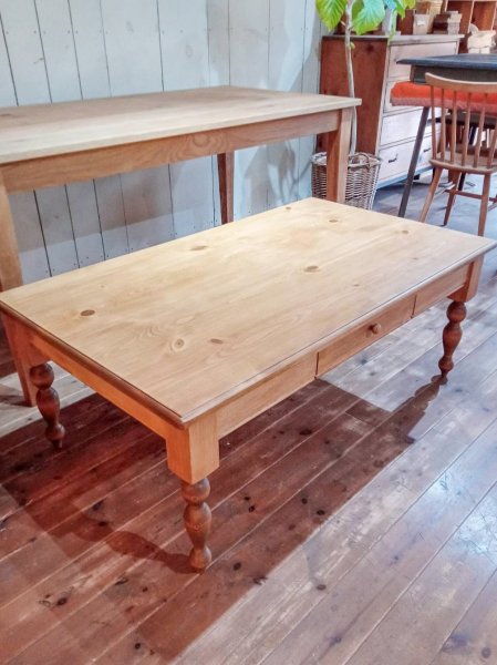 パイン材は節があって表情豊かな木目が特徴です。