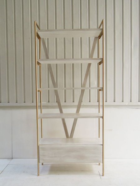 ゴールドフレームのオープンシェルフ