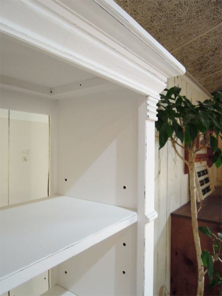 モールディングを施したアンティーク調デザインのオープンシェルフ。