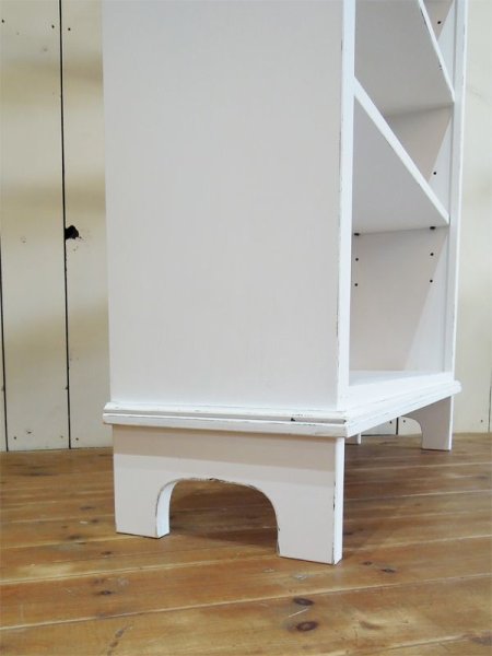 アーチ脚のブックシェルフ。