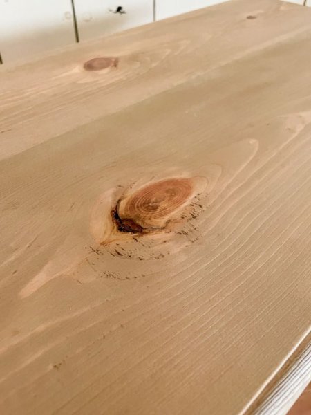 パイン材は節がある表情豊かな木目が特徴