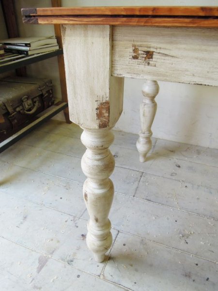 太いターンドレッグ(ろくろ脚)でアンティーク家具の装いに