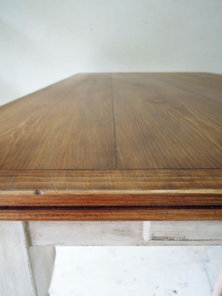 天板は反りに強いタン&グルーブ、ミゾ切りもいい雰囲気を出しています