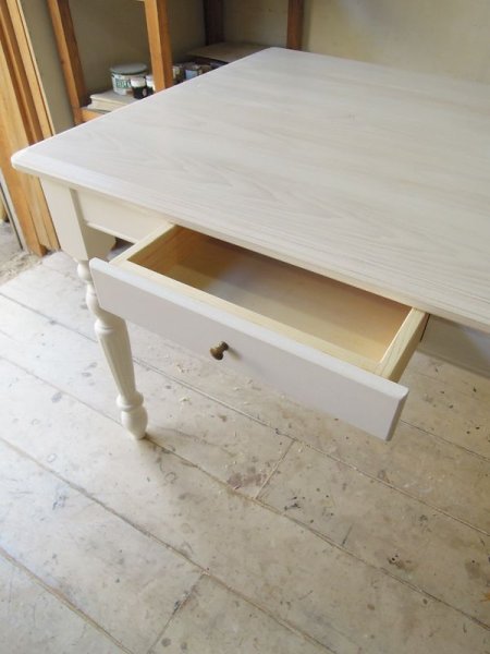 引出しが4杯ついています。文具やカトラリーなどを収納できます