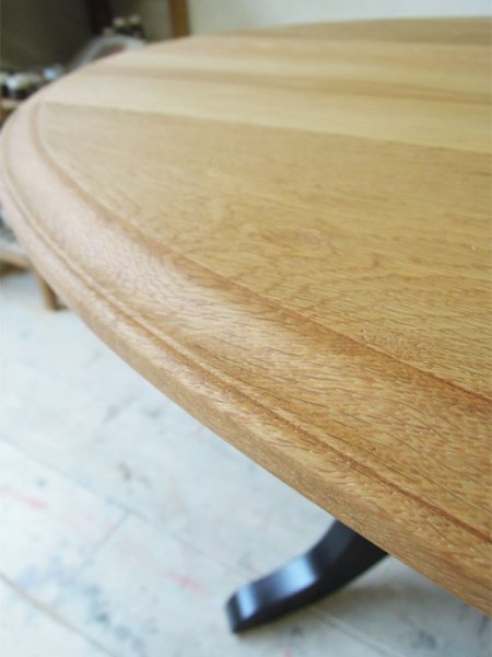オーク材のラウンドテーブル製作もお任せ下さい。