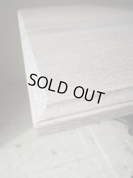 テーブルエッジにはアンティーク調のモール加工