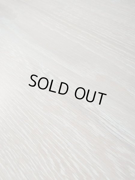 木目の隙間にホワイトが染み込んだシャビーな質感、オイルステイン仕上げでｓ