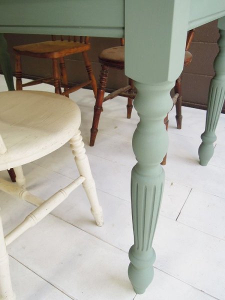 ストライプの入ったターンドレッグ(ろくろ脚)、お持ちの椅子に合わせた高さ調整も可能です