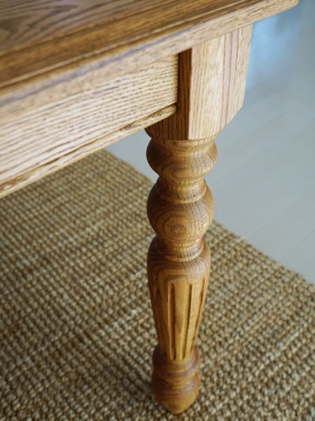 縦にストライプの入ったターンドレッグ(ろくろ脚)