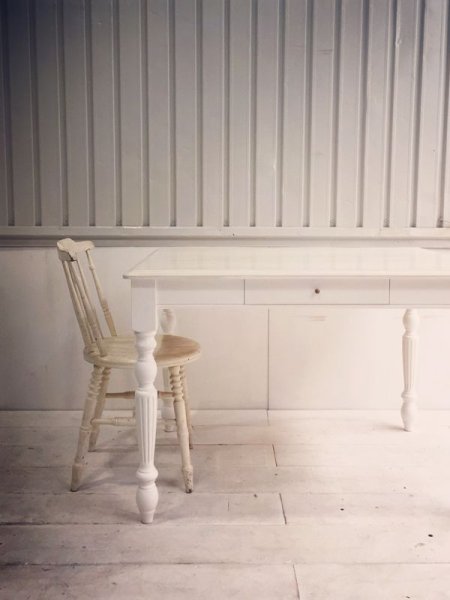 アンティーク調デザインのホワイトトーンダイニングテーブル