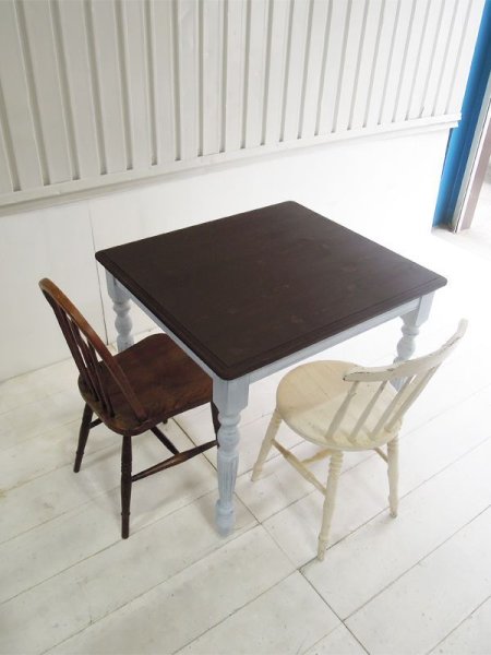 アンティーク調のテーブルで、毎日の食卓が楽しくなります