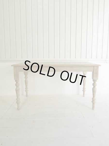 ろくろ脚が目を引く、オーダーメイドダイニングテーブル、写真はW1400サイズです。