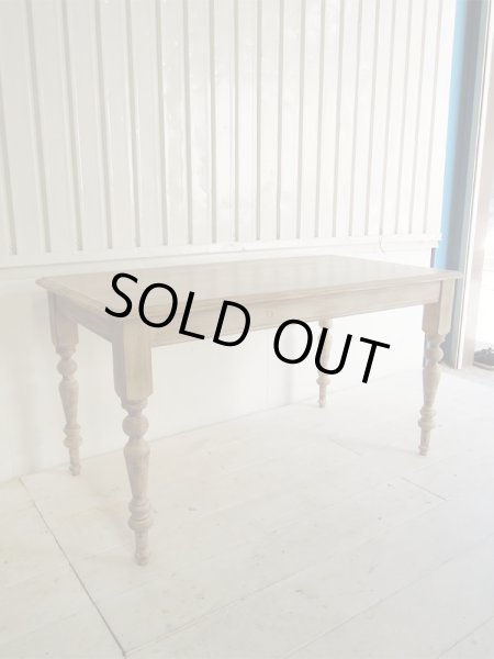 ムラのある塗装仕上げでアンティーク感を醸し出しますが、天板は耐水性のあるウレタン仕上げ