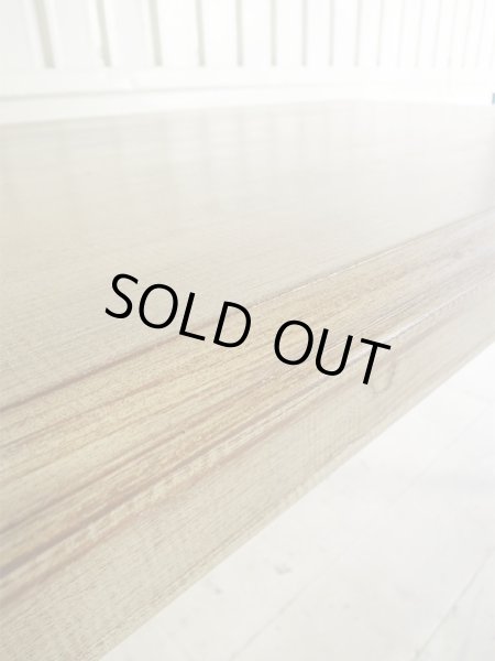 天板にはアンティーク調にデザインカットしてあります。