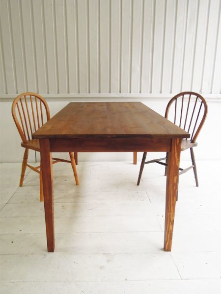 アンティーク調の仕上がりで、アンティークチェアとの相性も抜群です。