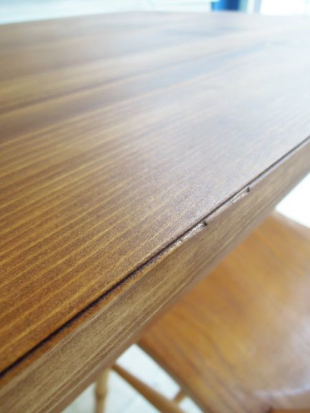 天板の端に少し切り込みを入れて、おしゃれさマシマシ。